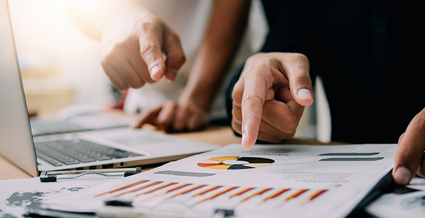 Profesionales en negocios que analizan las tendencias empresariales mediante soluciones de software de mejora continua.