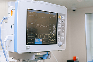 Monitor cardiaco y de presión arterial.