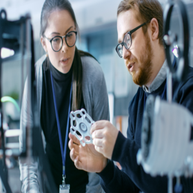 Hombre y mujer trabajando en diseño de productos
