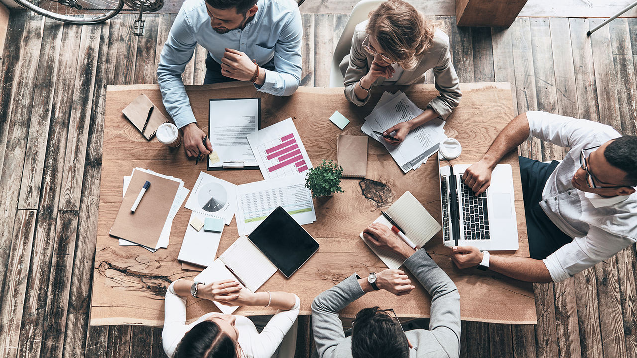 Team of young professionals using Minitab's brainstorming and planning tools to choose and plan their next project.