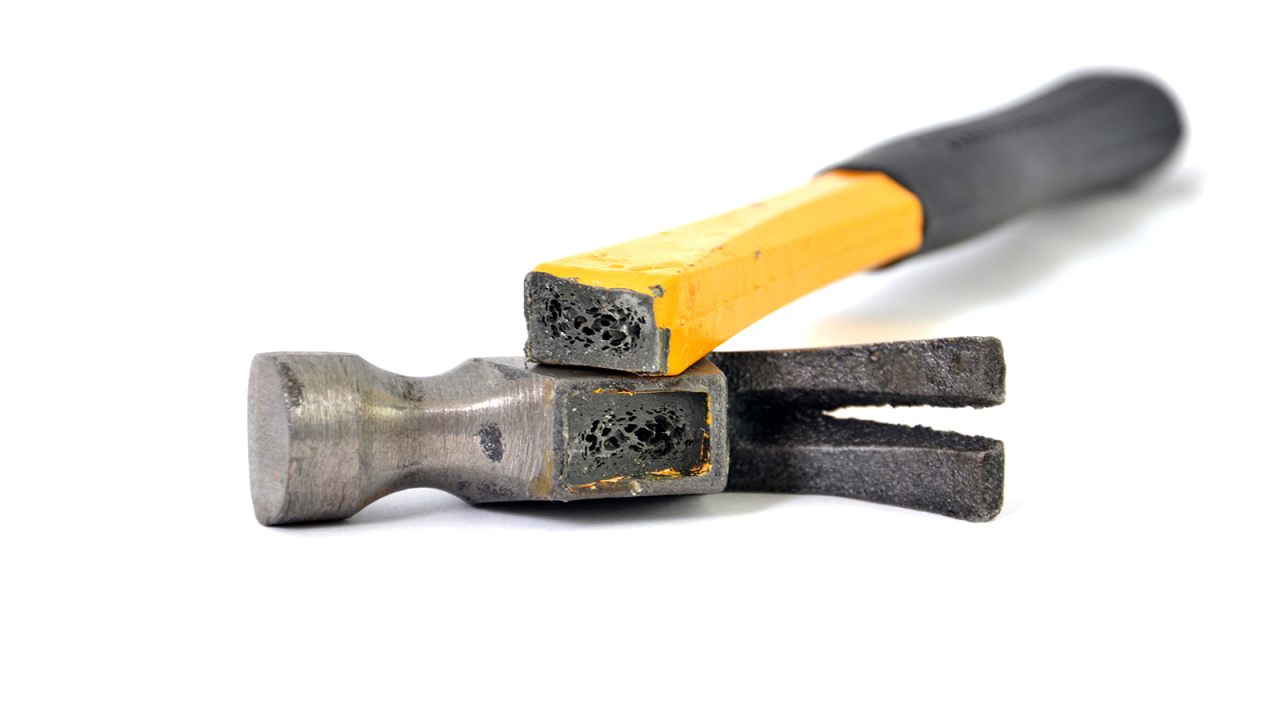 노란색 손잡이와 검은색 그립이 달린 파손된 해머