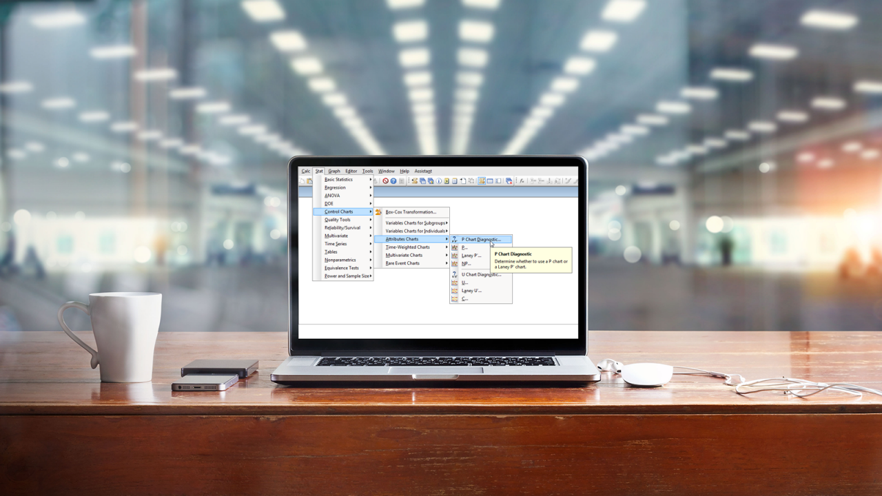 Laptop com tela vazia em branco na mesa e espaço de trabalho com escritório ao fundo